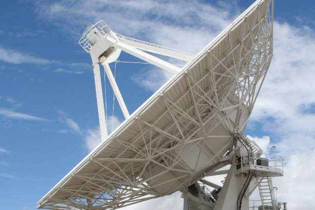 What is the working principle of a satellite receiver